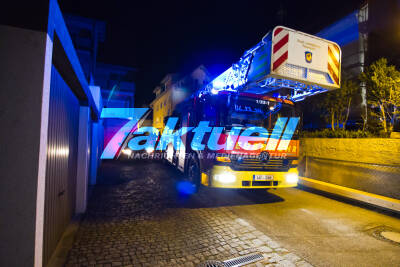 Feuerteufel zündet Baumaterial an - Schneller Löscheinsatz verhindert Übergreifen der Flammen