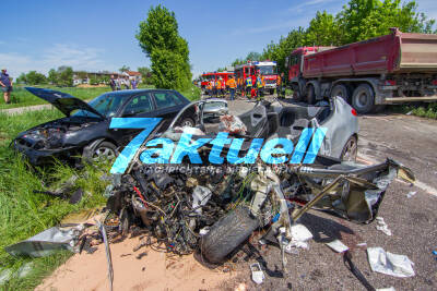 Junger Fahrer kracht frontal in Lastwagen - Lebensgefahr!