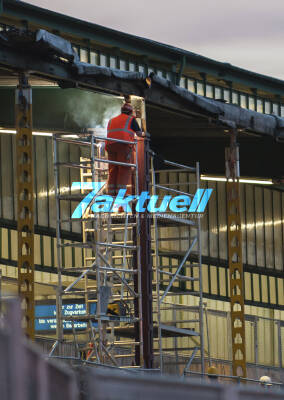 Stuttgart 21: Schweissarbeiten an der neuen Stahlträgerkonstruktion des bei Abrissarbeiten beschädigte Bahnsteigdach