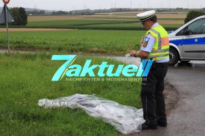 Schwerer Verkehrsunfall - Zwei Jugendliche krachen auf ihrem Roller in Mercedes