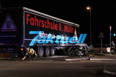AMG-Mercedes rast in Fahrschul-Laster und geht in Flammen auf