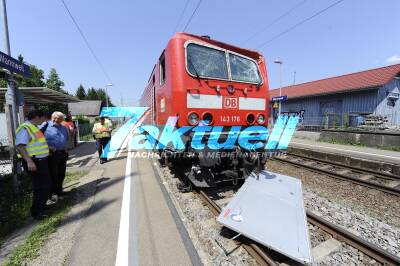Zug rast an Bahnübergang in Lastwagen-Anhänger - 9 Verletzte, hoher Schaden