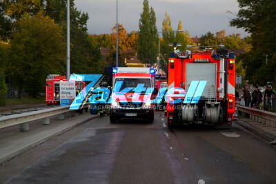 PKW kommt von Fahrbahn ab und kracht in Leitplanke - Fahrer schwer verletzt