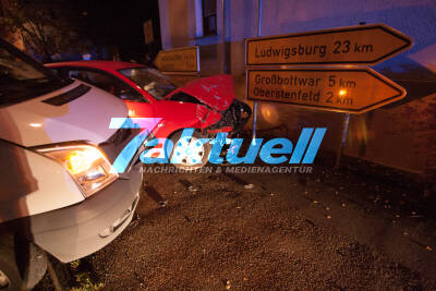 Schwerer Unfall Innerorts - Lieferwagen beladen mit Lokalzeitungen kollidiert mit PKW auf einer Kreuzung