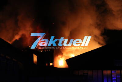 Lagerhalle steht lichterloh in Flammen - Gastank droht zu explodieren