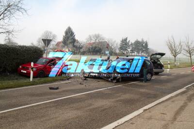 Schwerer Verkehrsunfall – PKWs krachen ineinander – zwei Schwer- und drei Leichtverletzte