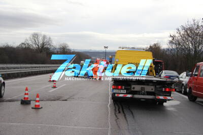 Schwerer Unfall: Anhänger löst sich auf Autobahn - PKW rast hinein