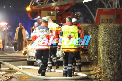 Brand im Obdachlosen-Wohnheim - Feuerwehr rettet Bewohner über mehrere Leitern