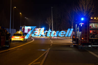 Schwerer Verkehrsunfall – PKW kracht gegen Laternenmast – Person eingeklemmt