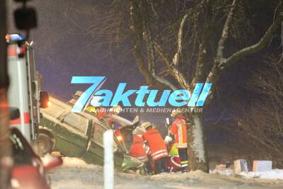 Starker Schneefall verursacht schweren Unfall - 2 PKW´s im Graben mindestens 1 Person eingeklemmt