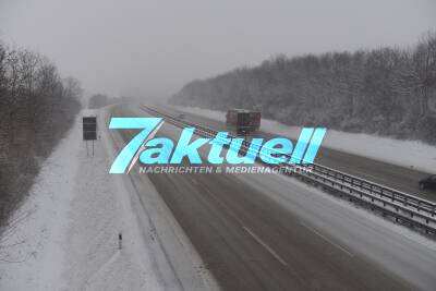 Winterdienst auf der A 8 im Einsatz - Salzlager Kirchheim/ Teck