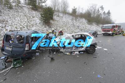 Dacia kracht gegen Corsa: 1 Toter und 2 Schwerverletzte nach Verkehrsunfall