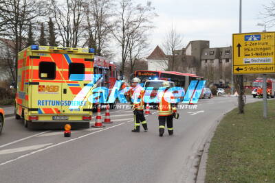 Schwächeanfall: Mercedes kommt von Straße ab prallt gegen Baum, Fahrer und zwei Kinder verletzt