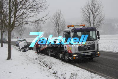 Mercedes-Fahrerin rutscht auf schneeglatter Fahrbahn in Graben
