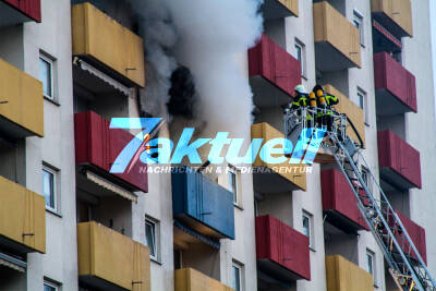 Brand - Dramatischen Rettungsaktion von 2 Personen vom Balkon eines Hochhauses