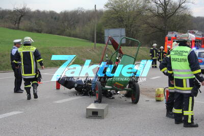73-jähriger Traktorlenker übersieht Motorrad - Krad rutscht unter Traktor, 24jähriger schwer verletzt