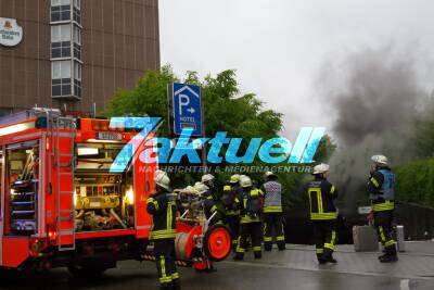 Oldtimer gehen in Hotel-Tiefgarage in Flammen auf - Starke Rauchentwicklung - 80 Personen evakuiert