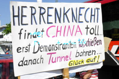 S21-Gegner demonstrieren in Kehl gegen den Transport der Tunnelbohrmaschine