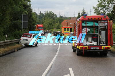Schwerer Frontalunfall mit 3 Fahrzeugen - 2 verletzte Personen