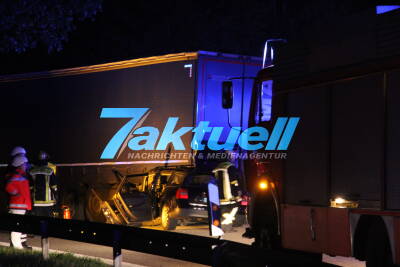 Tödlicher Unfall: PKW rast in Heck von Lastwagen