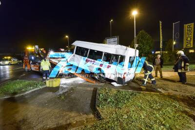 Fahranfängerin kracht in Kleinbus: 18 Menschen verletzt, zwei schweben in Lebensgefahr
