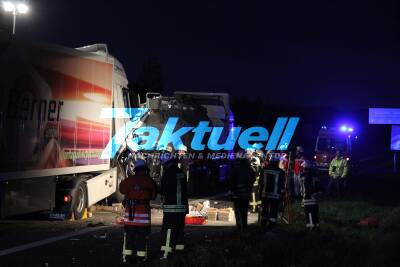 Schwerer Verkehrsunfall auf der A 8 bei Kirchheim/Teck, LKW zerquetscht PKW - Zwei Tote