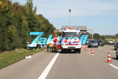 Zwei PKW überschlagen sich auf A81 bei Pleidelsheim - 1 schwer und 2 leicht Verletzte