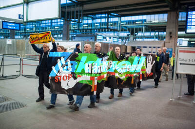 S 21: Großer Polizeieinsatz (Ausschreitungen, Kesselungen) bei Spontandemo aufgrund der Baumrodungen