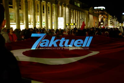 Türken feiern in der Innenstadt den 90. Jahrestag der Gründung der Atatürk-Republik