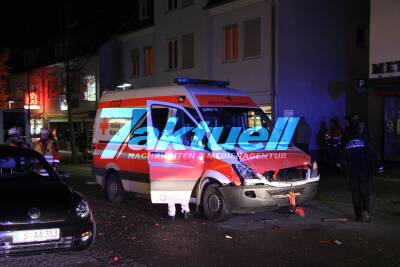 Blaulichtunfall: VW Caddy übersieht Rettungswagen im Einsatz - Mehrere teils schwer Verletzte