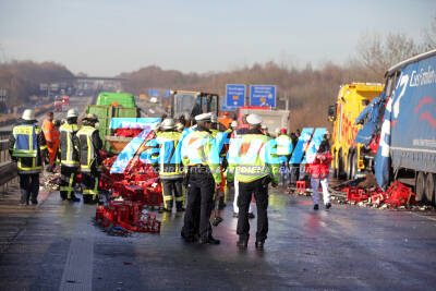 Tödlicher Verkehrsunfall auf der BAB 8 bei Wendlingen - LKW fährt auf anderen auf