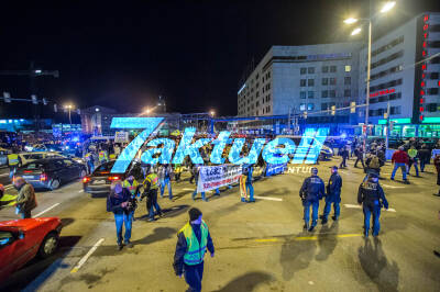 203. Montagsdemo: Demozug zieht führungslos durch die Innenstadt