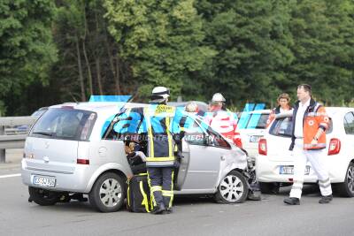 Horror-Unfall auf A8 bei Wendlingen: Eine Tote, viele Verletzte, Ferrari beteiligt