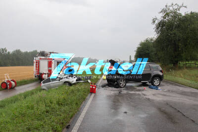 Dacia-Fahrer prallt aufgrund Aquaplaning mit Gegenverkehr zusammen - zwei Schwerverletzte
