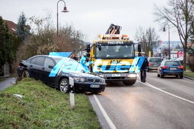 Mercedes crasht seitlich in BMW in Offenau