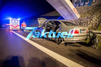 Jaguar rammt BMW auf B14 und schanzt meterweit in Gestrüpp - Unfallfahrer flüchtig