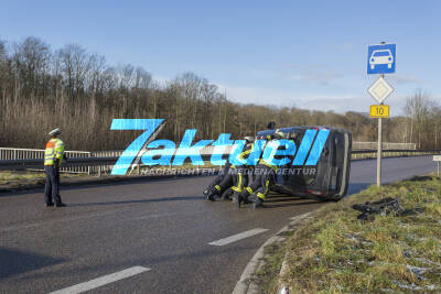 Fahrzeug überschlägt sich und bleibt auf Seite liegen nach Vorfahrtsverletzung - S-Zuffenhausen