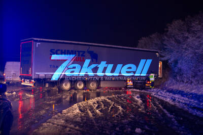Querstehende und liegengebliebene LKW, Stau und umgestürzte Tanne nach Schneefall legen Verkehr lahm - THW im Einsatz