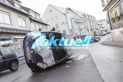 Stuttgart-Möhringen: Fiat kippt nach Unfall auf die Seite
