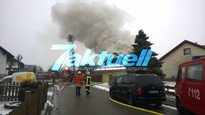 Wohnhausbrand in Alfdorf - Feuerwehr kämpft mit Photovoltaikanlage