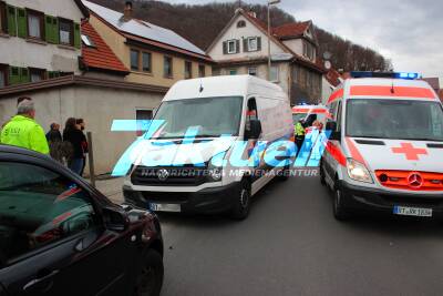 Kleinlaster prallt in Unterhausen gegen Hauswand und verletzt Fußgängerin lebensgefährlich