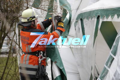Video-Update: Großes Zelt droht in Ostfildern-Kemnat auf Autos zu fliegen