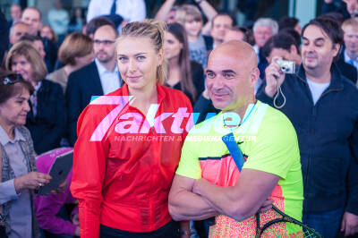 Tennis-Showdown vor dem Porschemuseum: Maria Sharapova und Andre Agassi