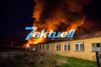 Möbelhaus in Wiesloch in Vollbrand - Meterhohe Flammen weithin sichtbar