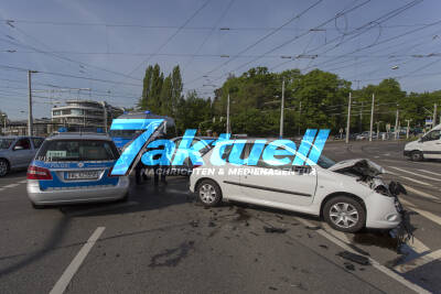 Audi kollidiert mit Sattelzug - 1 Verletzter