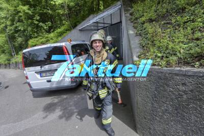 Feuerwehr im Großaufgebot an der Weinsteige - Brandmelder löst in Stadtbahntunnel aus
