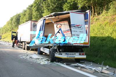 LKW-Unfall auf A8 bei Wendlingen: Süßigkeiten über die Autobahn verteilt - Rückstau bis zum Flughafen