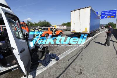 Schwerer LKW-Unfall A8 bei Kirchheim/Teck-Ost - Fahrer 45min eingeklemmt- Vollsperrung aufgrund Rettungshubschrauber