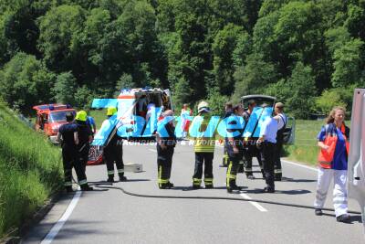 Trike kollidiert im Großen Lautertal mit Pkw – Fahrer wird eingeklemmt und mit Rettungshubschrauber ins Krankenhaus geflogen