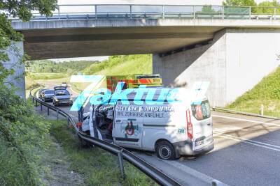 Transporter fährt an A8-Ausfahrt geradeaus und stürzt Böschung auf Autobahnzubringer runter